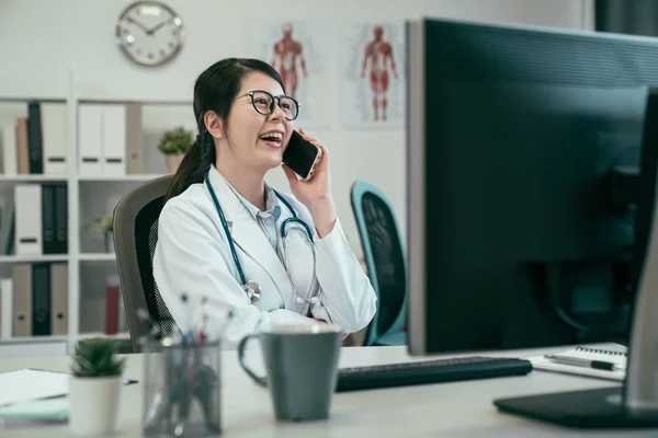 Sorridente medico donna che parla sul telefono cellulare — Foto Stock