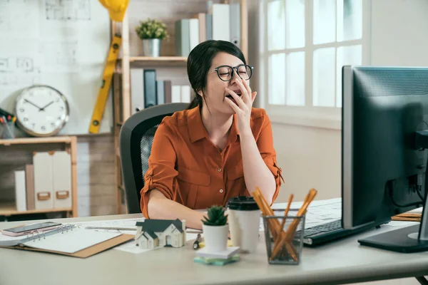 인테리어 디자이너 하품 손 커버 입 — 스톡 사진