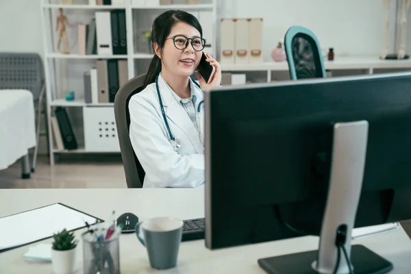 Operatore medico che ascolta il paziente sullo smartphone — Foto Stock