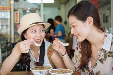 Asya lezzetli yemek yiyen japon arkadaşlar