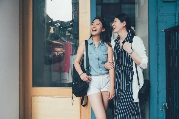 Mujeres asiáticas apoyados en ropa tienda puerta — Foto de Stock