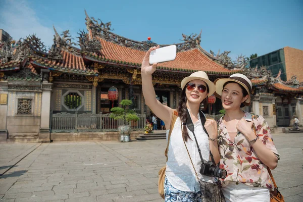 旅客在中国寺庙制作移动图片 — 图库照片