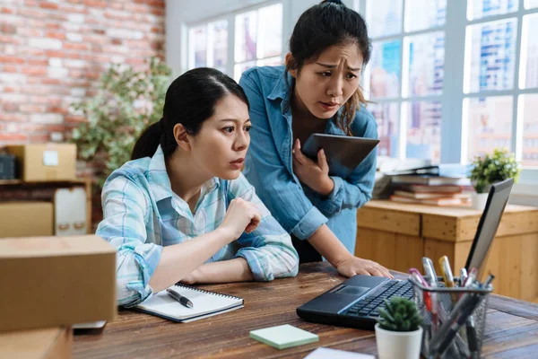 Verward collega's bespreken probleem oplossen — Stockfoto