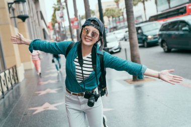 hollywood yürüyüşünde uzanmış mutlu turist kolları