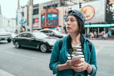 şehirde cep telefonu üzerinde turistik tarama bilgileri