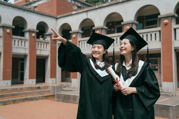 Grupo feliz asiático mujer graduados estudiante mirada —  Fotos de Stock