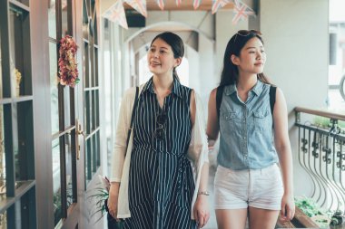 Genç Asyalı kız arkadaşlar alışveriş yapıyor.