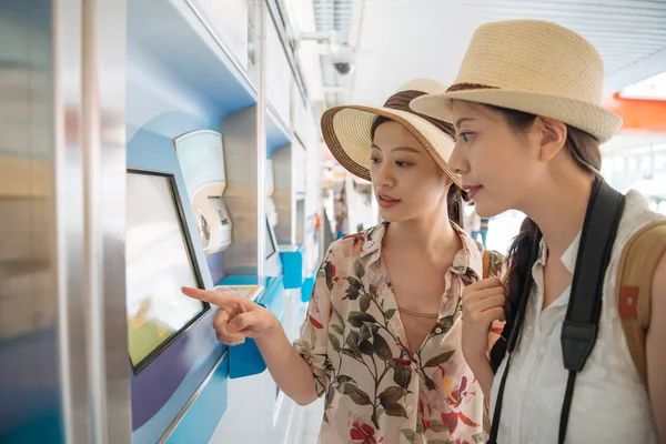 Туристки покупают метро билет автомат — стоковое фото