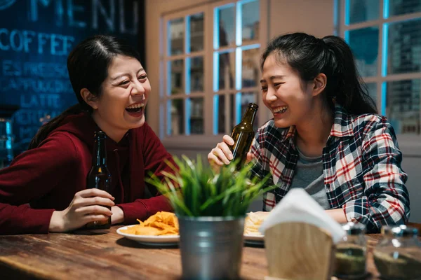 Romantic asian lesbian couple drinking beer — Stock Photo, Image