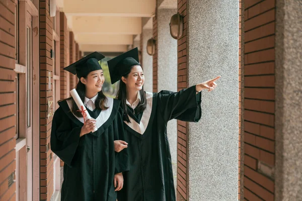 Graduados caminando por el pasillo hablando —  Fotos de Stock