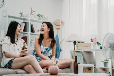 Neşeli arkadaşlar evde buz bira içme