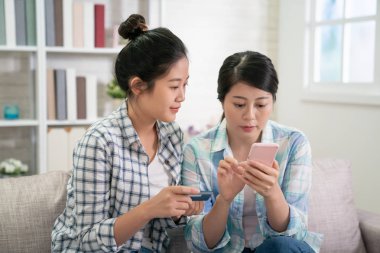 Mutlu kadınlar kredi kartı ile online alışveriş