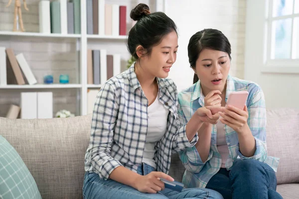 Hembra hacer compras en línea el uso de teléfono y tarjeta — Foto de Stock