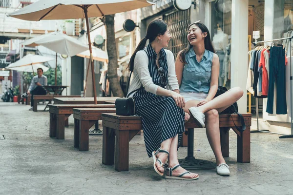 Vriendinnen lachen en plezier buitenshuis. — Stockfoto