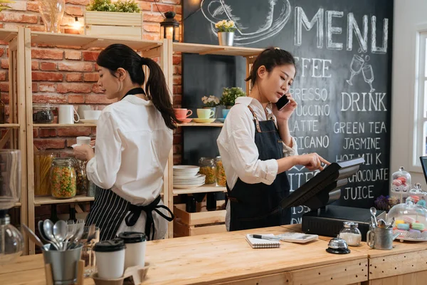 Barista at counter and talking on cellphone — Stock Photo, Image