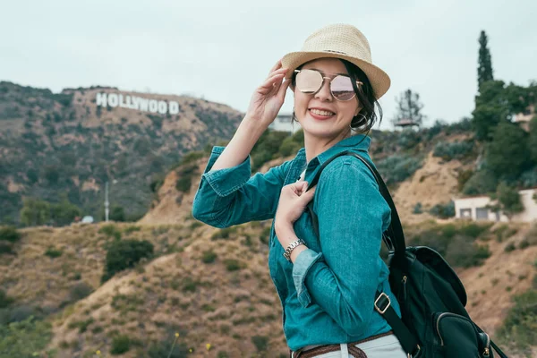 Hiker stand at top of Hollywood Los Angeles — Stock Photo, Image