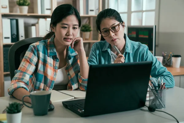 Manager in Meeting luisteren naar vrouwelijke collega — Stockfoto