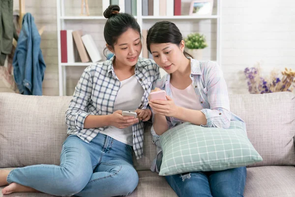 Amigos compartiendo contenido en línea con el teléfono móvil — Foto de Stock