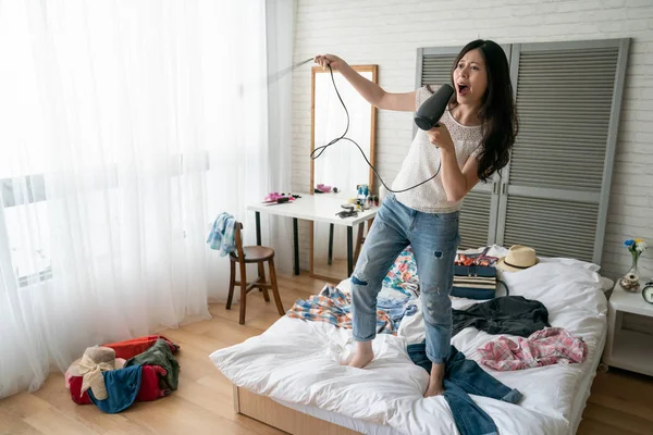 Mujer china cantando y bailando con secador de pelo — Foto de Stock