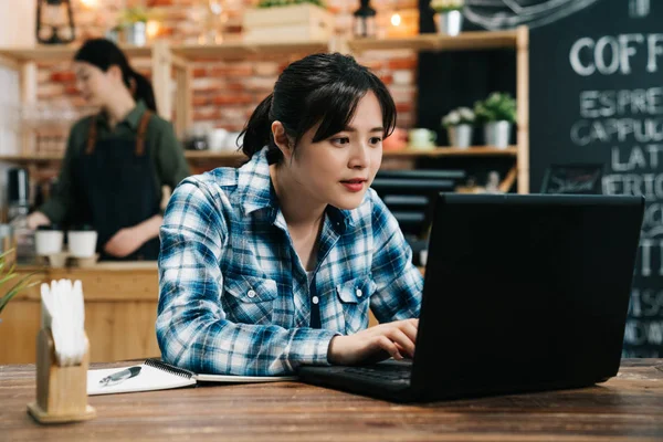 Trabalho com computador portátil no café — Fotografia de Stock