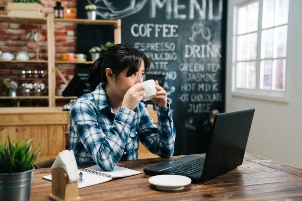 Trabalhador freelance beber café no café vintage — Fotografia de Stock