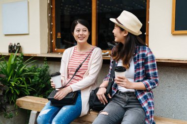 İki arkadaş açık havada kafe bar oturan gülüyor