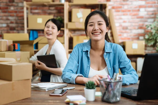 Due partner di lavoro di squadra avviano una piccola impresa — Foto Stock