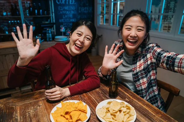 Jóvenes mujeres asiáticas haciendo video chat — Foto de Stock