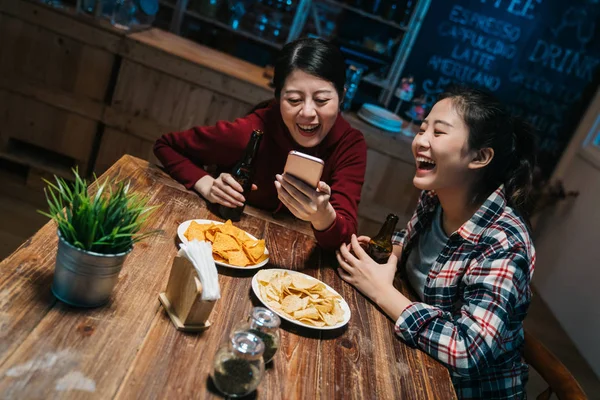 Viejos amigos chica divertirse con el teléfono inteligente — Foto de Stock