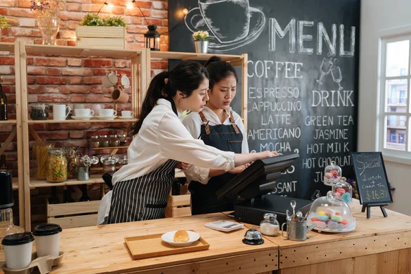 Barista enseñanza joven chica nuevo empleado — Foto de Stock