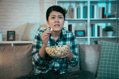 Sinir asyalı kadın seyirci tv izlerken