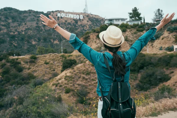 Mochilero abrazo naturaleza senderismo en hollywood — Foto de Stock