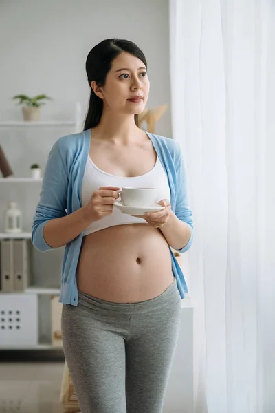 Beyaz sütyen hamile kadın sıcak kahve içme — Stok fotoğraf