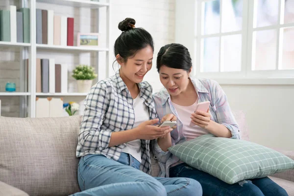 Vrienden met een leuk punt op het scherm van de mobiele telefoon — Stockfoto