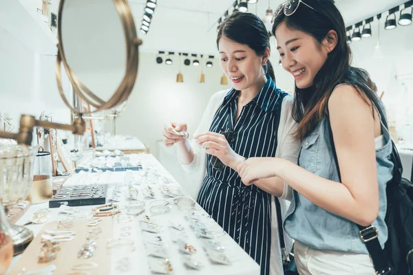 Zwei asiatische Frauen Kunden in geschäftigen Bekleidungsgeschäft — Stockfoto