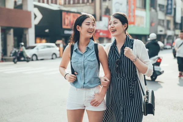 Asiático las mujeres mejores amigos caminando en calle — Foto de Stock