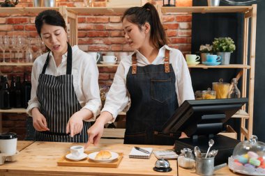 Mutsuz iş arkadaşları mağazada tartışıyor.
