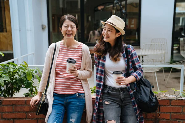 Meninas ao ar livre café segurando bebida de café — Fotografia de Stock