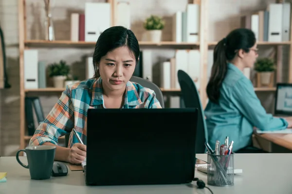 Ondernemer diep in gedachte tijdens het werken laptop — Stockfoto