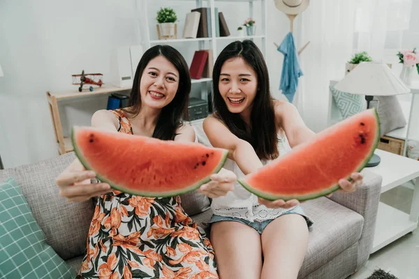 Hermanas sosteniendo rebanadas de sandía en las manos — Foto de Stock