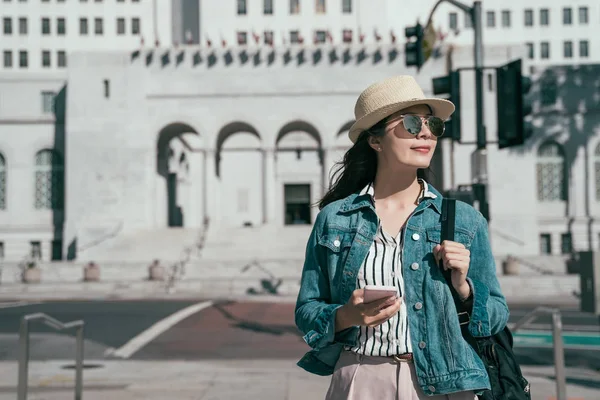 Belle fille avec téléphone portable se détendre en plein air — Photo