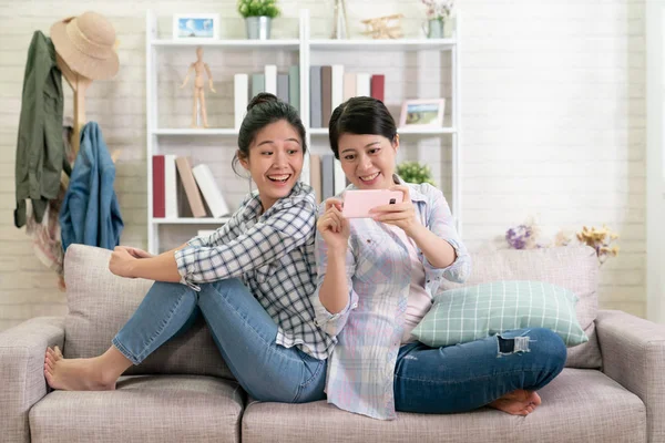 Mujer alegre mostrando amigos pantalla del teléfono celular — Foto de Stock