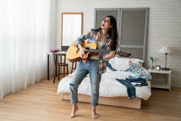 Hermosa mujer jugando guitarra cantar disfrutar de la música — Foto de Stock