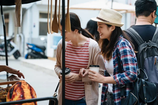 Mladí lidé koupit pouliční jídlo z pedicab stánku — Stock fotografie