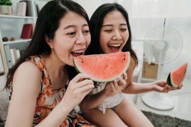 İki genç kız bir karpuz keyfi