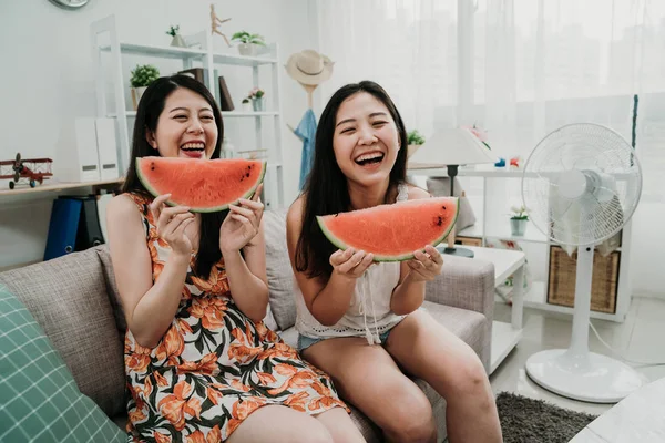 Dos hermosa asiático niñas comer fresco sandía — Foto de Stock