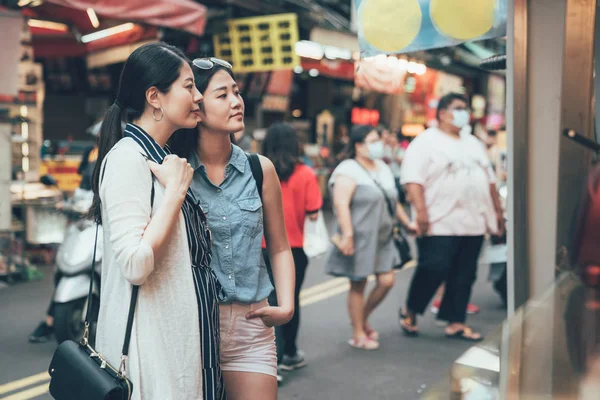 Glückliche Touristen stehen und schauen auf Lebensmittelverkäufer — Stockfoto