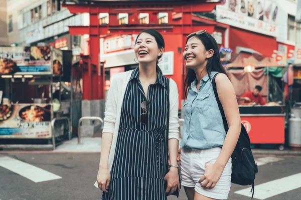 Vrienden staan op Urban Road voor Red Torii — Stockfoto