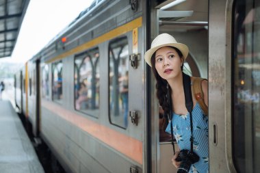 Genç Asyalı bayan gezgin trene bindi..