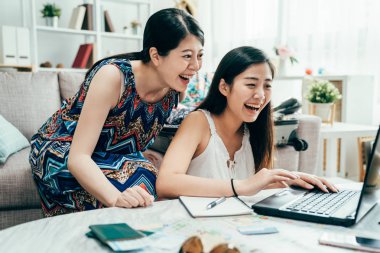 yaz seyahat teklifleri bulma şaşırmış turistler